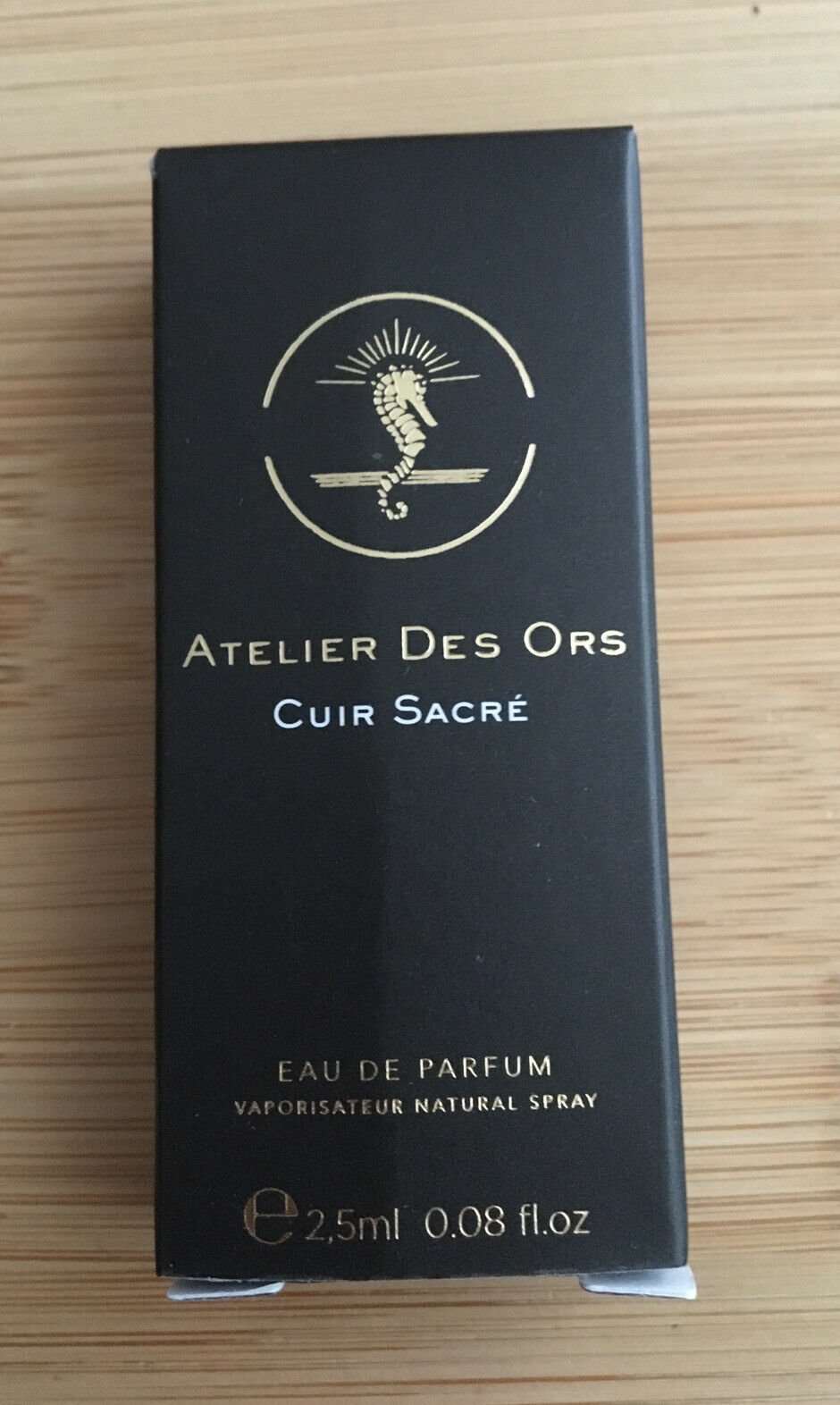 Atelier Des Ors Cuir Sacre 2.5 ml 0.08 fl. oz. officiellt parfymprov, Atelier Des Ors Cuir Sacre 2.5 ml 0.08 fl. oz. officiel parfumeprøve, Atelier Des Ors Cuir Sacre 2.5 ml 0.08 fl. oz. officieel parfumstalen, Atelier Des Ors Cuir Sacre 2.5 ml 0.08 fl. oz. oficiālais smaržu paraugs, Atelier Des Ors Cuir Sacre 2.5ml 0.08 fl. oz. muestra de smaržas oficial, Atelier Des Ors Cuir Sacre 2.5ml 0.08 fl. oz. oficiāla parfüm minta, Atelier Des Ors Cuir Sacre 2.5ml 0.08 fl. oz. Campione di Profumo ufficiale,