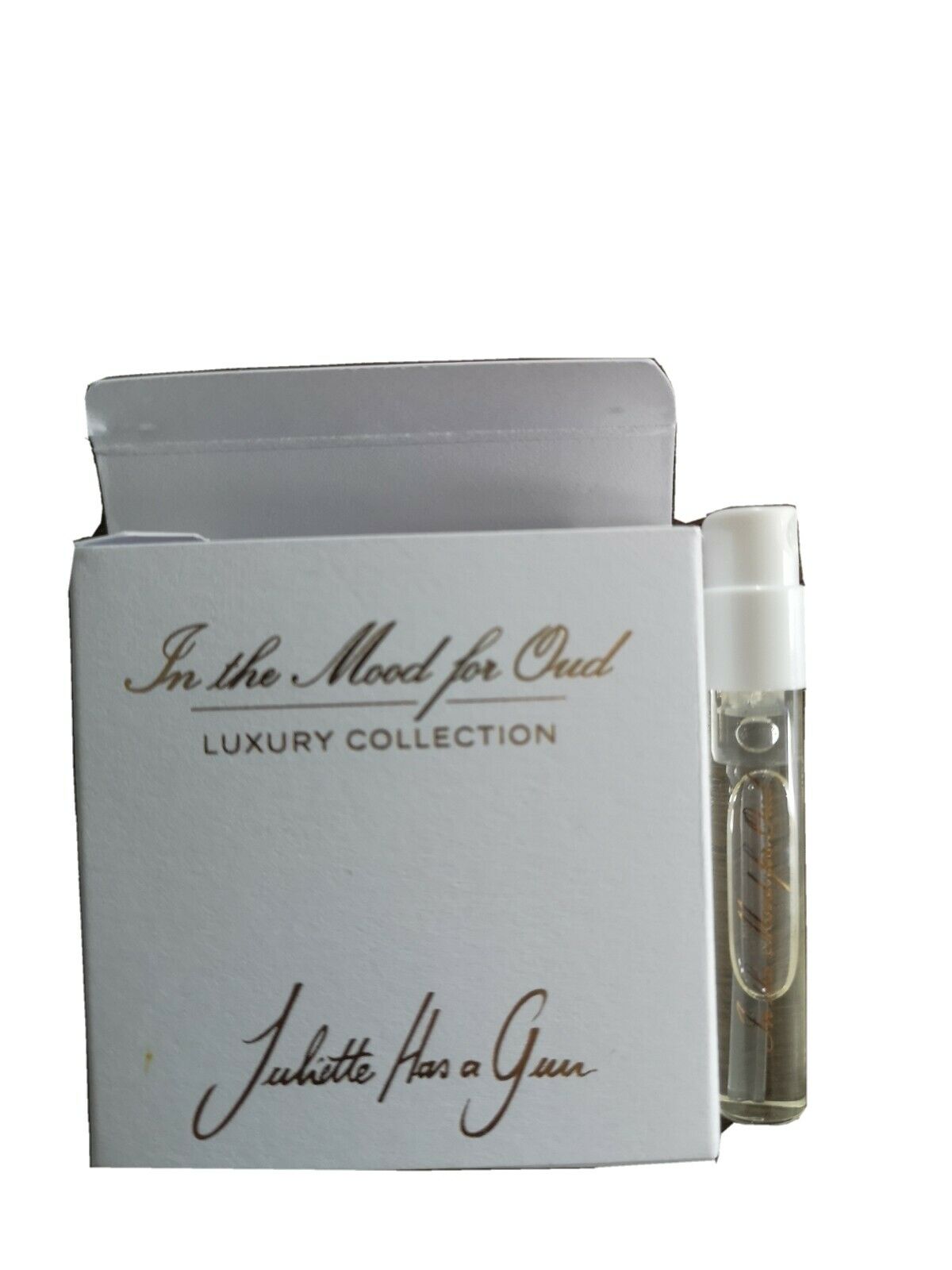 Juliette ma ochotę na oud 1.7 ml 0.05 fl. uncja offizielle Parfümprobe, Juliette ma ochotę na oud 1.7 ml 0.05 fl. uncja oficjalne parfymprov, Juliette ma ochotę na oud 1.7 ml 0.05 fl. uncja oficjalne perfumy, Juliette Has a Gun In the Mood for Oud 1.7ml 0.05 fl. uncja officiel parfumstalen, Juliette ma ochotę na oud 1.7 ml 0.05 fl. uncja oficjalna muestra de perfume, Juliette ma ochotę na oud 1.7 ml 0.05 fl. uncja hivatalos parfüm minta,