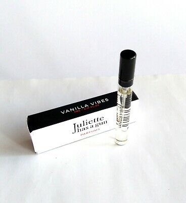 Juliette Has a Gun Vanilla Vibes 4ml 0.135 fl. oz. επίσημο δείγμα αρώματος, Juliette Has a Gun Vanilla Vibes 4ml 0.135 fl. oz. oficjalna próbka parfum, Juliette Has a Gun Vanilla Vibes 4ml 0.135 fl. oz. официальный образец духов, Juliette Has a Gun Vanilla Vibes 4 ml 0.135 fl. oz. uradni vzorec parfuma,